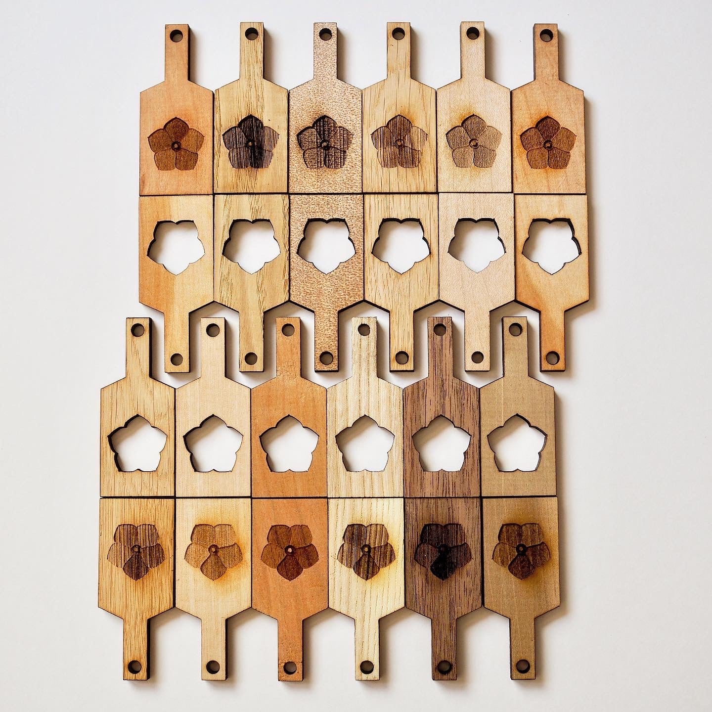 Wooden Keychain 08 [Hibigusa]