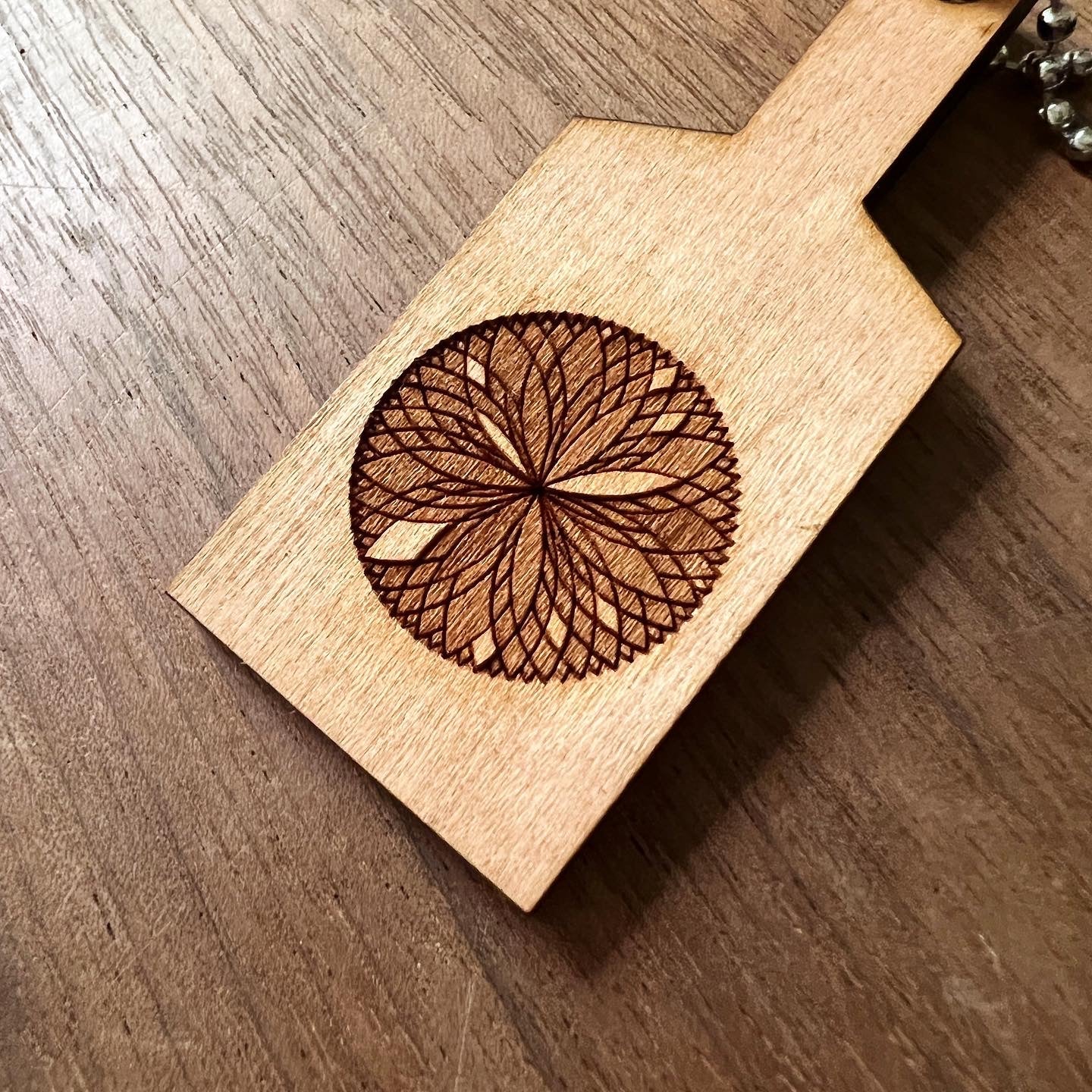 Wooden Keychain 09 [Chrysanthemum]