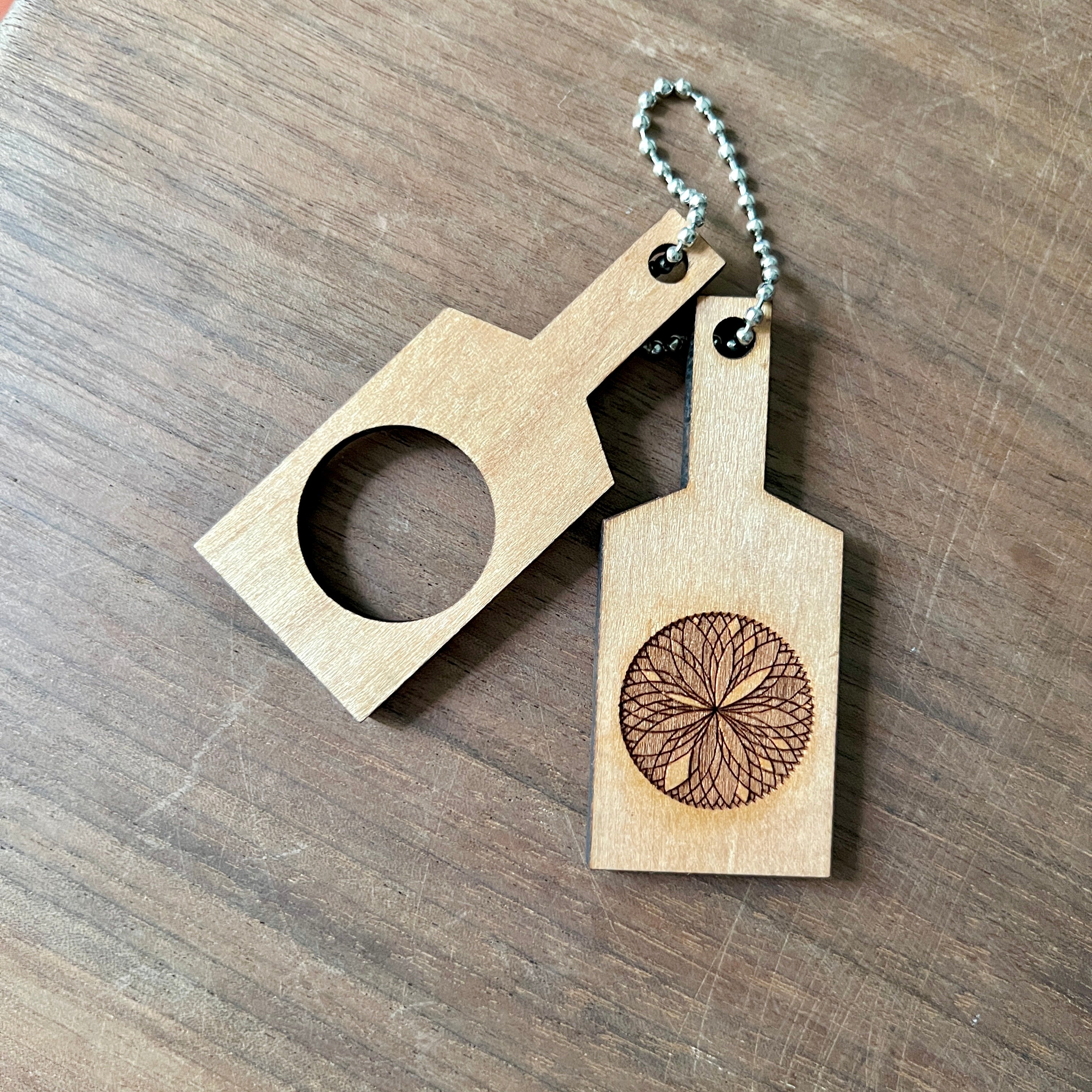 Wooden Keychain 09 [Chrysanthemum]