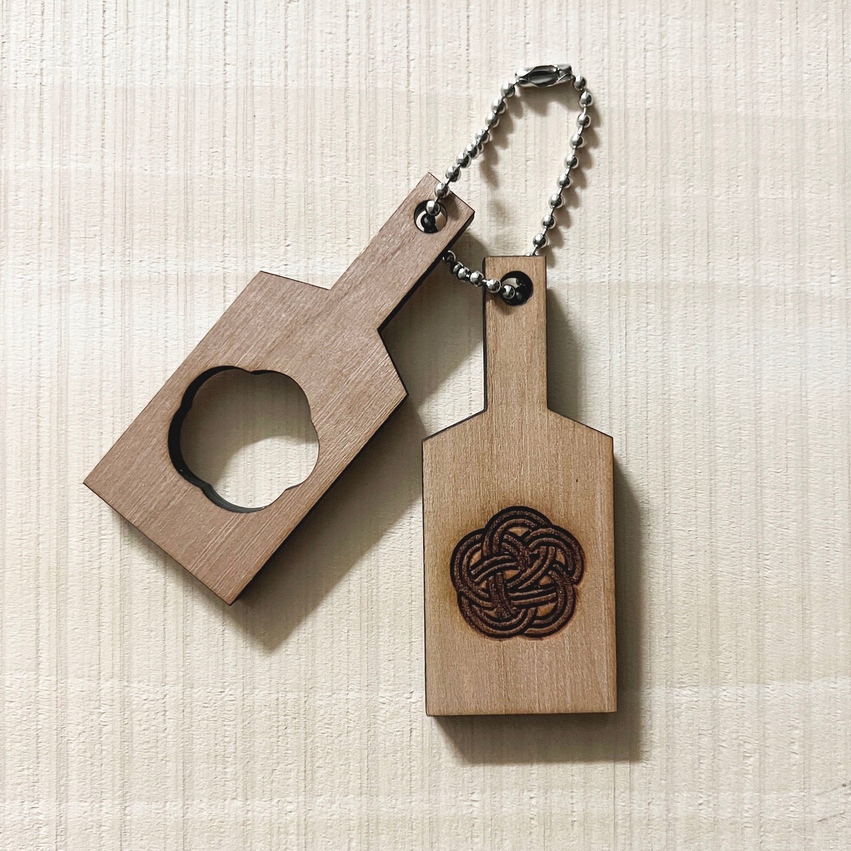 Wooden key holder 02 [Plum] Plum knot
