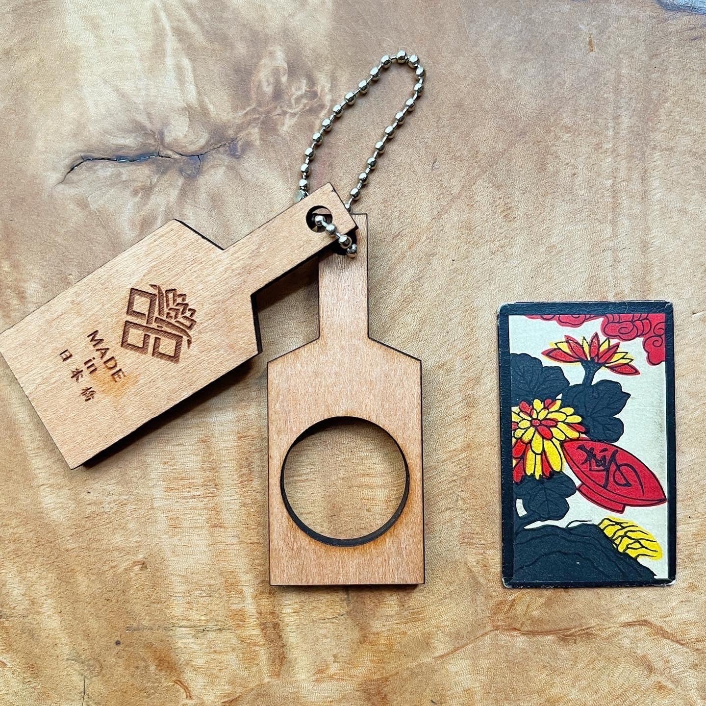 Wooden Keychain 09 [Chrysanthemum]