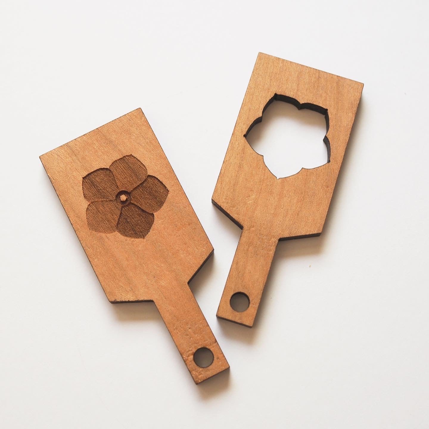 Wooden Keychain 08 [Hibigusa]